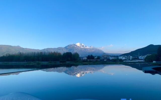 EARTHGAZE•STARSPANNG: 180-Degree Snow Mountain View Homestay (Lijiang Ancient Town Branch)