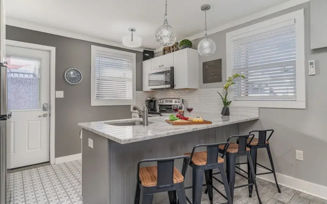 Urban Pearl-2 Bedroom & Private Patio-in Midtown