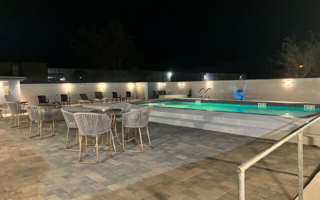 Deluxe 6 Inn & Suites
