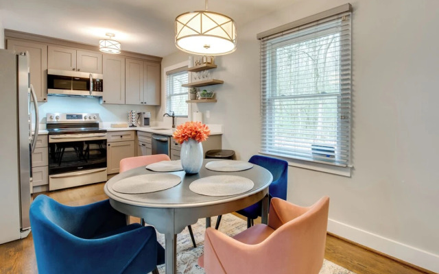 Pet-friendly Home ~ 6 Mi to Downtown Atlanta!
