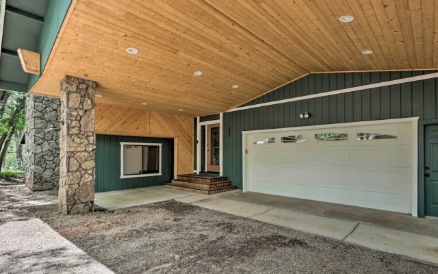 Deck + Yard: Family-friendly Pinetop Retreat