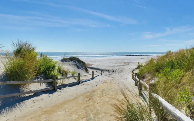 Spacious Wildwood Townhome w/ Covered Balcony
