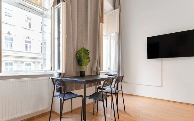 2BR Apt Near Stadthalle