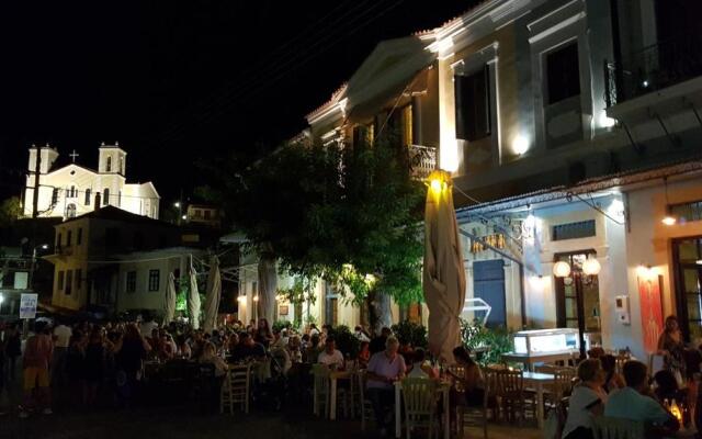 Comfy house with private garden & view, near Kyparissia Castle