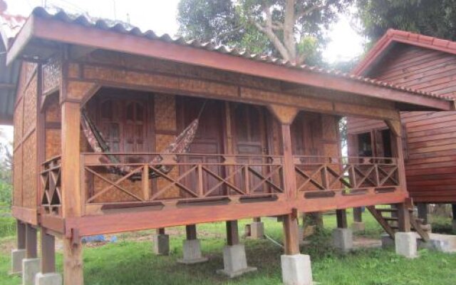 Don Som Riverside Guesthouse