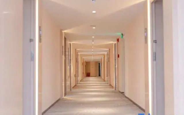Radisson Blu Hotel (Wuhan University of Science and Technology Qingshan Campus)