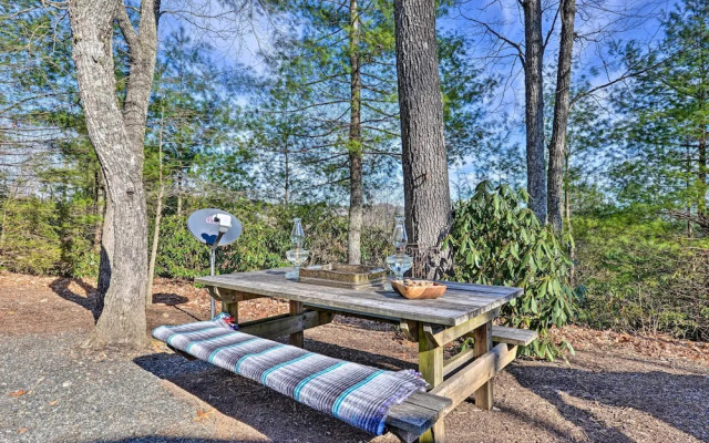Cabin Near Boone w/ Hot Tub & Mountain Views