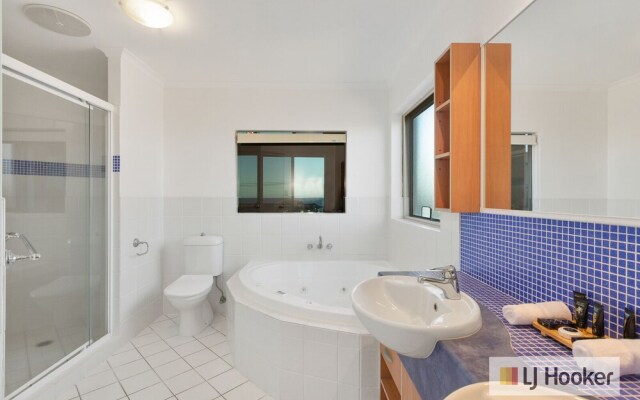 Exclusive Ocean View Penthouse On Marine Parade