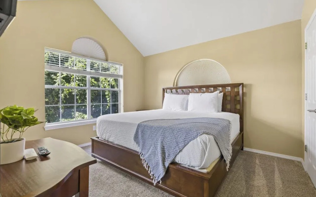 Spring Creek Escape - Balcony w/ Views