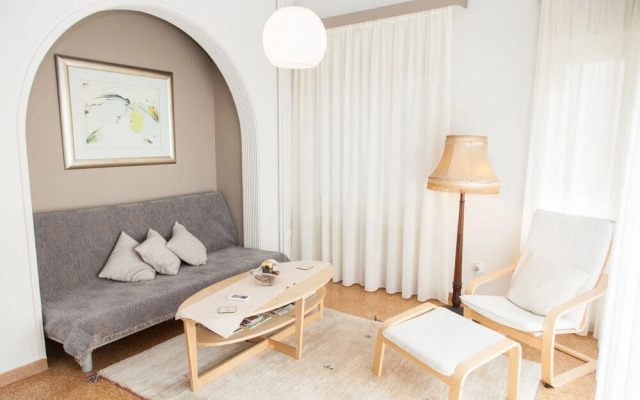 Fabulous Apartment Across Flisvos