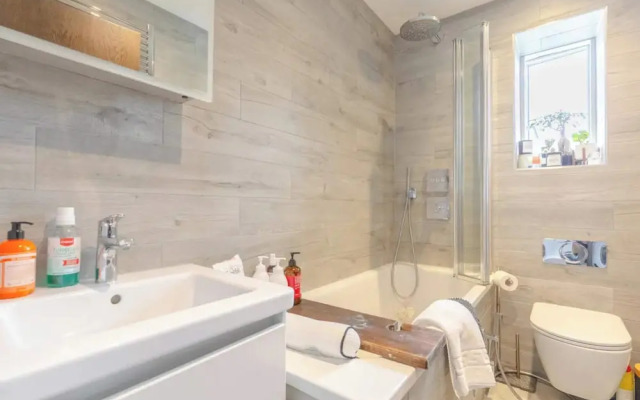 Sleek & Spacious 2BD Flat - Clapham