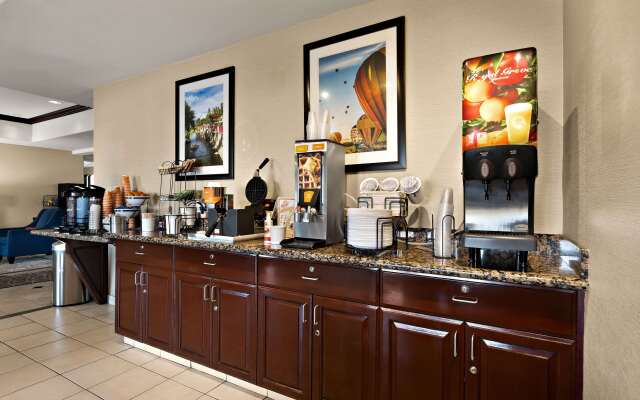 Comfort Inn & Suites Airport