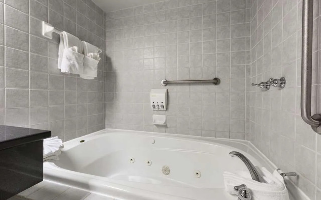 Days Inn - Ottawa West