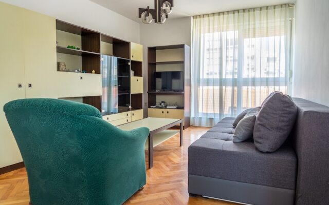 Spacious apt few min Walk to old Town and Beach