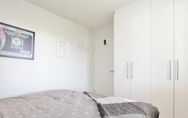 New Downtown Apartment With Free Parking