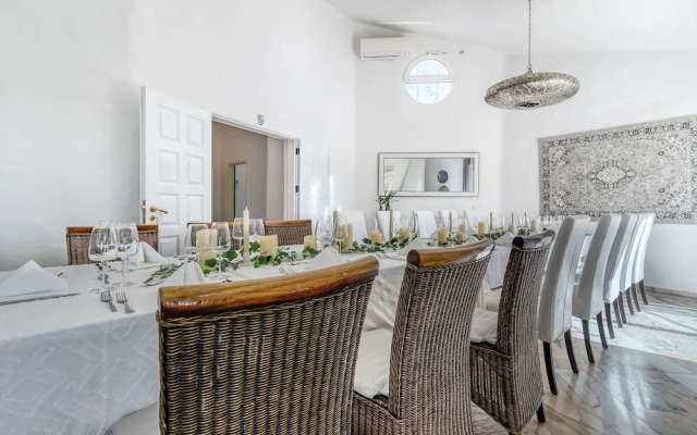 Golfinhos Magnificent Spacious 5 Bedroom Villa