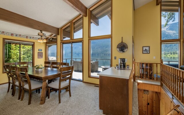 All About The Lake 4 Bedroom Home by NW Comfy Cabins by RedAwning