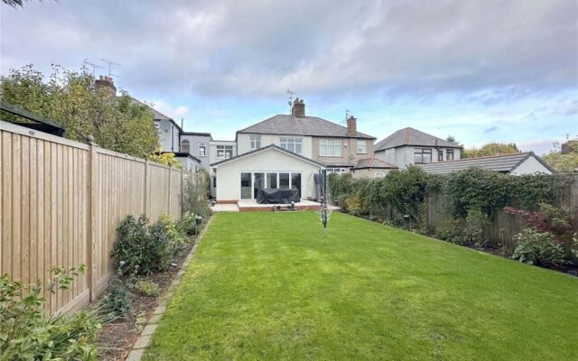 Impeccable 4-bed House in Liverpool