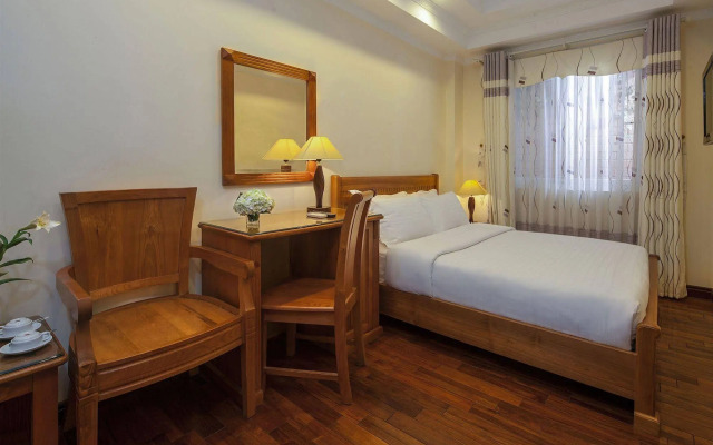 Lucky 3 Hotel & Travel
