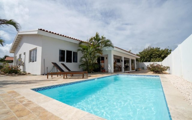 Remodeled Villa w 3BR Private Pool Esmeralda