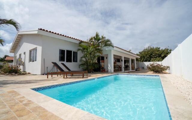 Remodeled Villa w 3BR Private Pool Esmeralda