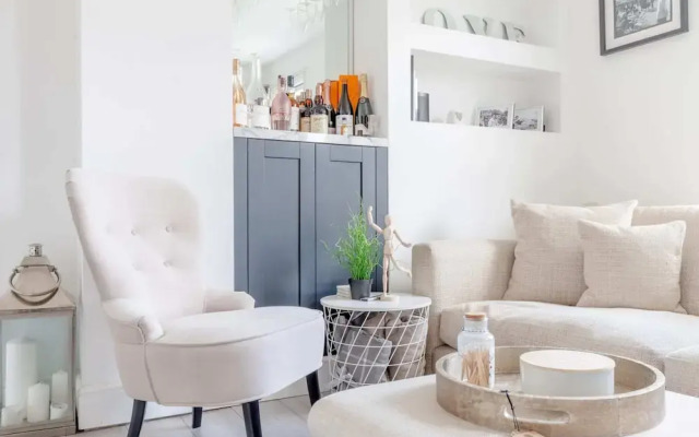 Modern 2 Bedroom Apartment in Wimbledon With Garden