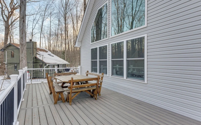 Hike & Ski: Pocono Lake Home w/ Community Perks!
