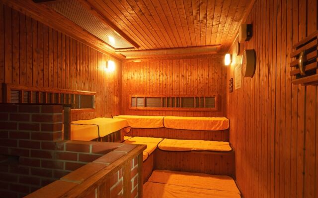 Hotel Hoho "A hotel overlooking the Echigo Plain and the Yahiko mountain range"