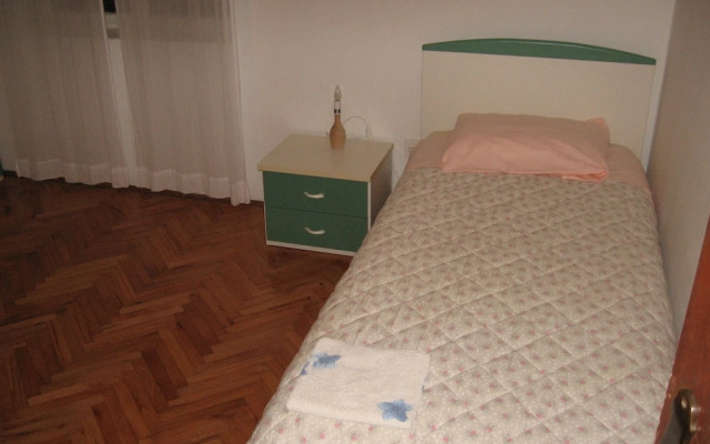 Six Person Apartment With Two Bedrooms And 200M From Beach In Pjescana Uvala