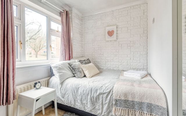 Spacious 3 Bedroom Garden House