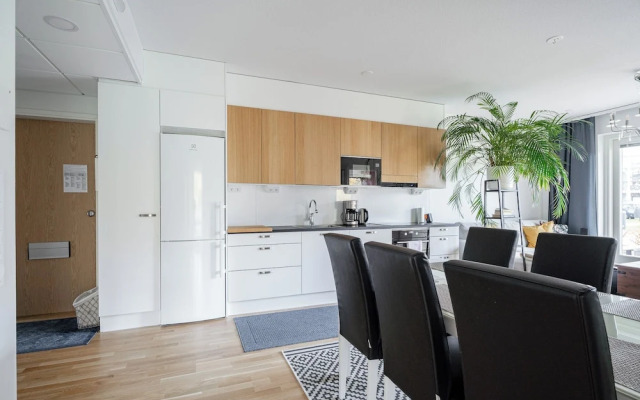 Modern 2BR Apt with Sauna & Free Parking