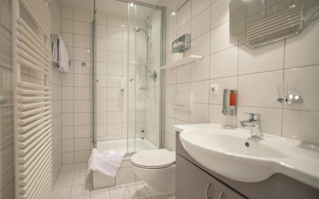 Hotel am Hachinger Bach by Blattl