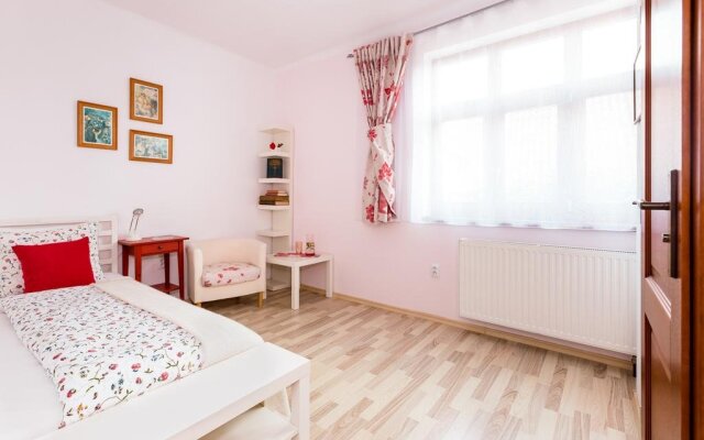 Pštrossova Vila - u klášterní zahrady