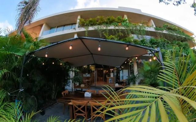 Large Studio With Private Courtyard and Shared Pool
