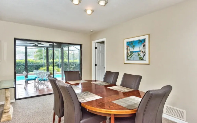 Rovigo Vacation Rental: Spacious Retreat with Panoramic Lake Views in Kings Lake. 4-BR, 4-Bathroom Home with Private Pool, just 3.4 Miles from the Vibrant Fifth Avenue South and Naples Attractions
