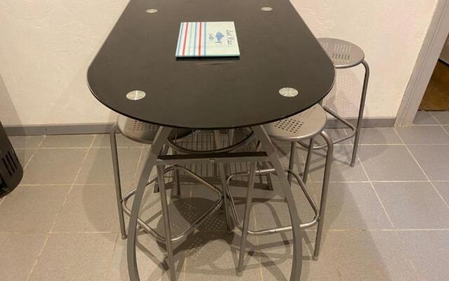 Les Volets Bleus (Adults Only)