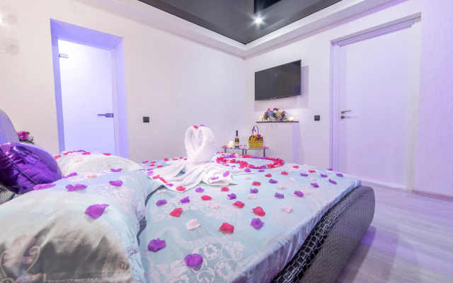 Alex Hotel on Rybatskaya