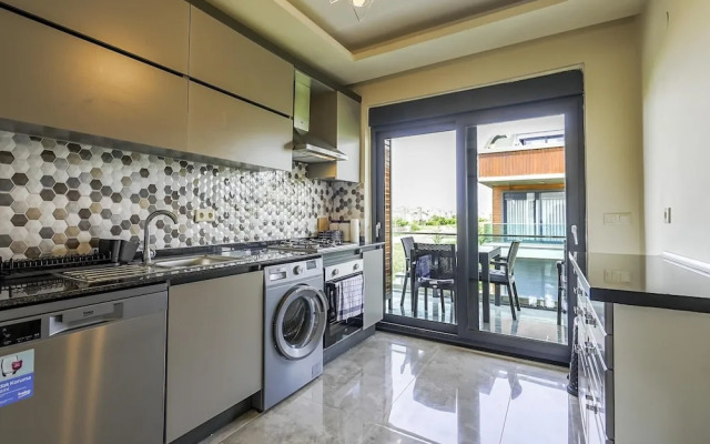 Flat w Shared Pool and Balcony 8 min to Beach