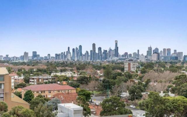 St Kilda Penthouse with Panaromic Bay and City View