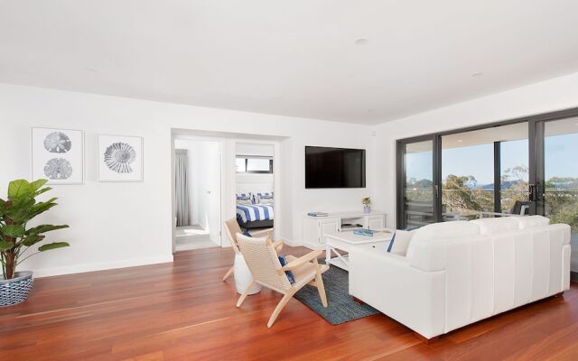 Hilltop Hideaway - Breathtaking views, moments to beach!