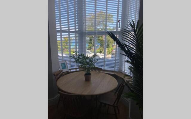 Central, stylish 3 bed apartment with sea views