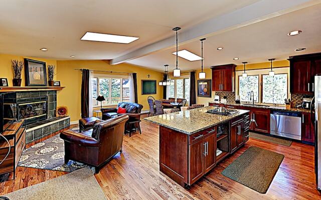 Charming & Warm Private 'in-Town' Home by RedAwning