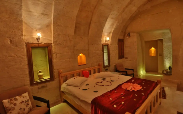 Abu Hayat Cave Suites