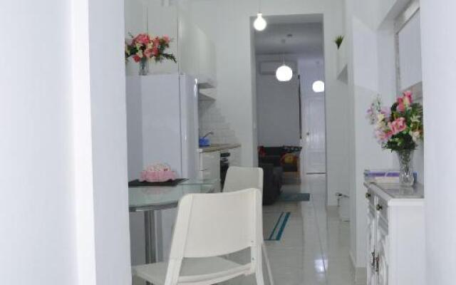 Stunning 2 Bedroom Apartment Fully Refurbished With Air-conditioning