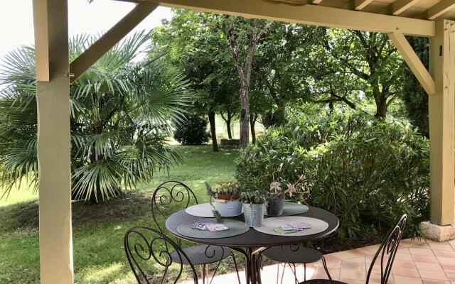Charming house with private spa and terrace near Duras