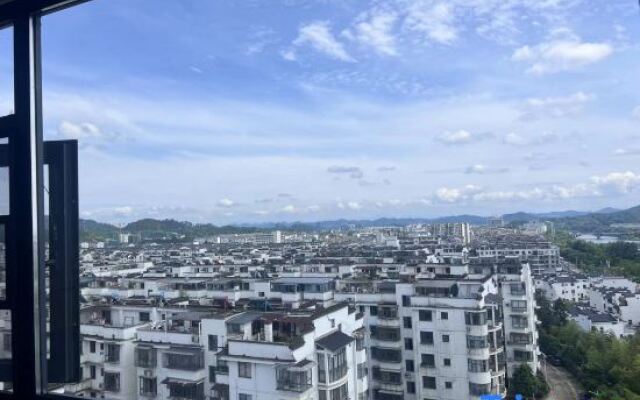 Yueya Fengjing Hotel (Shangrao Wuyuan Cultural Square Landscape Bridge)