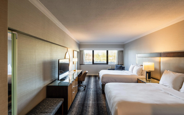 Crowne Plaza Edison by IHG