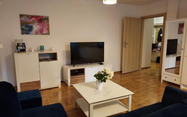 APART- salon z aneksem kuchenym, 2 sypialnie, łazienka