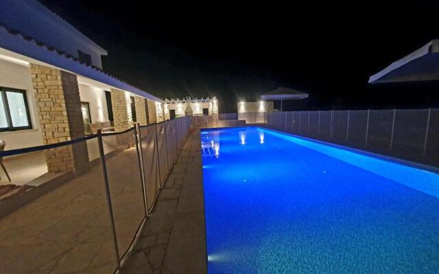 Holiday 6 Bedroom Luxury Villa