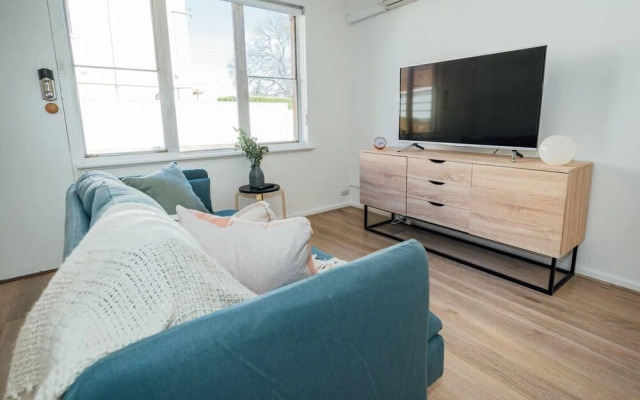 Sahara on Anzac-Close to Airport, city & beach!